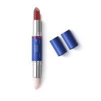 blue me 3d effect lipstick duo: Цвет: https://www.kikocosmetics.com/de-de/make-up/lippen/lippenstifte/BLUE-ME-3D-EFFECT-LIPSTICK-DUO/p-KC000000485
LippenDuo mit Primer und Lippenstift Ideal um den Lippen mit unwiderstehlichen Farbtnen und einem einzigen Produkt ein glattes geschmeidiges Aussehen zu verleihen Besonderheiten   enthlt einen cremigen Lippenstift mit natrlich leuchtendem Finish und einen Primer mit DEffekt beide mit veganen Formulierungen  die Textur der Produkte ist leicht und extrem angenehm auf den Lippen  die beiden Produkte knnen kombiniert verwendet werden um ein makelloses LippenMakeup zu erzielen oder separat  der Primer ist cremig weichpflegend und geschmeidig wie ein Balsam enthlt Hyaluronsure und bildet einen unsichtbaren Schleier auf den Lippen die geglttet und geschmeidig wirken und bereit sind mit dem LippenstiftMakeup in Szene gesetzt zu werden  der Lippenstift verleiht den Lippen schon mit dem ersten Auftragen satte Farbe und ist mit UpcyclingGranatapfelextrakt angereichert  das DuoStiftformat macht das Verteilen der Texturen einfach und schnell  Verpackung mit   Recyclingplastik