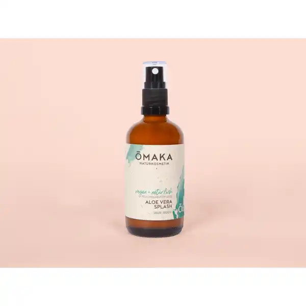 MAKA Aloe Vera Splash: Цвет: Produktbeschreibung und details Das vegane sowie duftfreie Aloe Vera Splash ist eine natrliche Pflege fr trockene und strapazierte Locken Afrohaare und Wellen Ausgewhlte wertvolle Inhaltsstoffe aus kontrolliert biologischem Anbau versorgen das Haar mit intensiver Pflege Das Aloe Vera Splash erhht die Feuchtigkeitsversorgung der Haare ohne Silikone Anspruchsvolle Afrohaare sowie Locken werden sprbar geschmeidiger leichter kmmbar und erhalten einen schnen natrlichen Glanz Das Splash ist ein idealer LockenRefresher fr den nchsten Morgen und schtzt pflegebedrftige Naturlocken und Afrohaare vor Spliss Das Aloe Vera Spray ist vielseitig Es reguliert das Feuchtigkeitsgleichgewicht der Haut Das Splash ist flssig und lsst sich somit wunderbar auf Haut und Haar verteilen Frei von Verdickungsmitteln zieht das Aloe Vera Splash schnell ein und hinterlsst keine klebrigen Rckstnde Es kann tglich angewendet werden Kontaktdaten J Martens wwwomakade Anwendung und Gebrauch Haarpflege Zustzlich zu Deiner Lockenpflegeroutine empfehlen wir Dir unser Aloe Vera Splash fr eine Extraportion Feuchtigkeit VOR GEBRAUCH GUT SCHTTELN Einfach nach der Haarwsche in die handtuchtrockenen Haarlngen und Spitzen aufsprhen sanft einmassieren und im Anschluss wie gewohnt stylen Deine Locken erhalten einen natrlichen Glanz und werden mit Feuchtigkeit versorgt Fr extrem beanspruchte Haare empfehlen wir unseren in Conditioner als zustzliche Lockenpflege Gesichtspflege Nach der Reinigung kannst Du Dir einen Pumpsto des Aloe Vera Splash ins Gesicht sprhen kurz einwirken lassen und danach mit Deiner gewohnten Pflegeroutine fortfahren Krperpflege Sprhe zur Erfrischung und Pflege das farblose Aloe Vera Spray nach dem Duschen auf Deinen Krper als Zusatz zu Deiner gewohnten Pflegeroutine Der Inhaltsstoff Aloe vera  die Knigin aller Heilpflanzen  beruhigt Deine Haut auch nach der Rasur oder dem Aufenthalt in der Sonne Es klebt nicht und zieht schnell ein Gebrauch Aufbewahrung und Verwendung Aufbewahrungs und Verwendungsbedingungen An einem trockenen khlen Ort lagern und vor direkter Sonneneinstrahlung schtzen Inhaltsstoffe Aqua Argania Spinosa Kernel Oil Petylene Glycol PolyglycerylDicitrate Stearate Brassicyl Isoleucinate Esylate and Brassica Alcohol Emulsense HC Glyceryl Caprilate Aloe Barbadensis Leaf Juice Powder  aus kontrolliert biologischem Anbau Hinweise zur Elektrogerte und Batterieentsorgung Hinweise zur Entsorgung von Elektrogerten und Batterien httpswwwrossmanndedeserviceundhilfeelektrogesetzbatteriegesetz
https://www.rossmann.de/de/pflege-und-duft-omaka-aloe-vera-splash/p/0745114710772