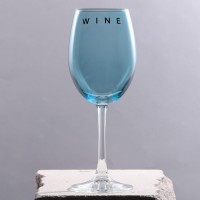 Бокал для вина «Wine», 360 мл, синий: Цвет: Бокал для вина «Wine», 360 мл, синийДанный бокал подойдет как для красного, так и для белого вина. Для нанесения рисунка мы используем высокотемпературную деколь, она выглядит на много ярче и контрастней. Она не смывается и не теряет вид со временем, благодаря чему их можно мыть в посудомоечной машине. Бокалы будут уместны на любой кухне и любом празднике, хорошо подойдут в подарок близкому человеку, другу, коллеге.Характеристики:- высота бокала 21,5 см;- диаметр горлышка 6 см;- диаметр ножки 7,5 см;- объем бокала 360 мл.Поставляются в подарочной коробке по 1 шт.
