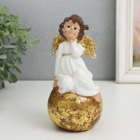 Сувенир полистоун "Ангелок в бежевом платье на шаре" золотые крылья 7х8х16 см: 