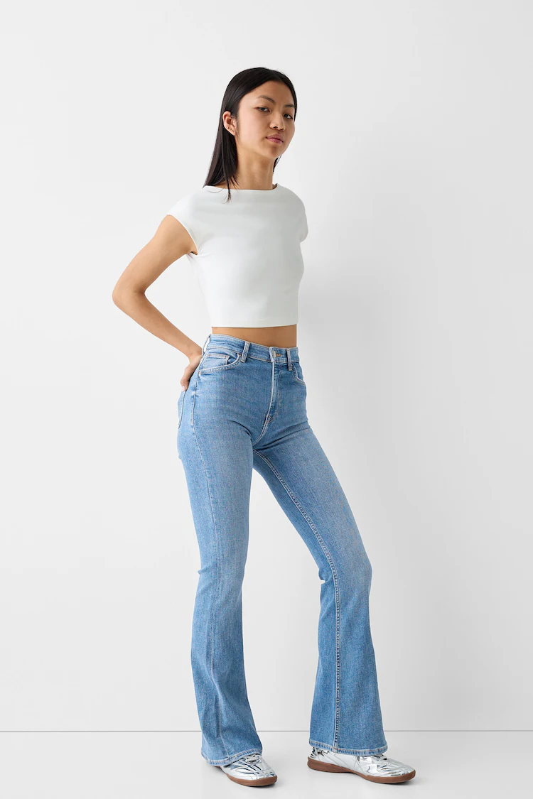 Джинсы Bershka: https://www.bershka.com/de/jeans-schlaghose-c0p152090996.html?colorId=428&stylismId=4