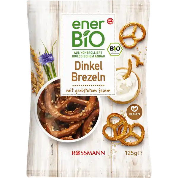 enerBiO Dinkel Brezeln: Цвет: Produktbeschreibung und details Ihr Bio ToGoSnack fr jede Gelegenheit Knusprige Brezeln aus dem Urgetreide Dinkel Unsere enerBiO Dinkel Brezeln mit Sesam sind ein leckerer mit gerstetem Sesam verfeinerter SnackGenuss Warum Dinkel Weil sich der nhrstoffreiche Urweizen mit nussigem Aroma optimal fr herzhafte Gebcke eignet Und im Sinne unserer BioTradition enthalten unsere Brezeln selbstverstndlich nur Zutaten von deutschen Mhlen und Mllern aus dem Sden des Landes Der enerBiOSpezialtipp Sie haben kein Paniermehl zur Hand bentigen aber welches Zerbrseln Sie doch einfach unsere Dinkelbrezeln Alle Produkte unserer ROSSMANNMarke enerBiO stammen aus kontrolliert biologischem Anbau Durch eine schonende sorgfltige Verarbeitung erhalten wir hierbei sowohl die Hochwertigkeit als auch den natrlichen Geschmack Zudem lassen wir unsere Produkte regelmig durch unabhngige Institute berprfen  so gewhrleisten wir eine gleichbleibende Qualitt Lebensmittelunternehmer Name Dirk Rossmann GmbH Adresse Isernhgener Str  DE   Burgewedel wwwrossmannde     Bio Zertifikat DEKO UrsprungslandHerkunftsort EUNichtEULandwirtschaft Testurteile Qualittssiegel ampamp Verbandszeichen Rechtlich vorgeschriebene Produktbezeichnung Bio Laugengebck mit Sesam Zutaten  DINKELWEIZENVOLLKORNMEHL   DINKELWEIZENMEHL    SESAM  Palmfett Salz GERSTENMALZEXTRAKT  Hefe Sureregulator Natriumhydroxid Brezellauge aus kontrolliert biologischem Anbau Kann Spuren von WEIZEN enthalten Nhrwerte Durchschnittliche Nhrwertangaben pro  g Energie  kj   kcal Fett  g davon  gesttigte Fettsuren  g Kohlenhydrate  g davon  Zucker  g Ballaststoffe  g Eiwei  g Salz  g Gebrauch Aufbewahrung und Verwendung Aufbewahrungs und Verwendungsbedingungen Trocken lagern und vor Wrme schtzen
https://www.rossmann.de/de/lebensmittel-enerbio-dinkel-brezeln/p/4305615678603