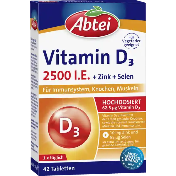 Abtei Vitamin D3 2500 I.E. + Zink + Selen: Цвет: https://www.rossmann.de/de/gesundheit-abtei-vitamin-d3-2500-ie--zink--selen/p/4250752204683
Produktbeschreibung und details Abtei Vitamin D  IE enthlt hochdosiertes Vitamin D das den Bedarf an Vitamin D deckt wenn die krpereigene Produktion nicht ausreicht Vitamin D wird berwiegend durch die regelmige Einwirkung von Sonnenlicht im Krper gebildet In unseren Breitengraden insbesondere in den dunkleren Herbst und Wintermonaten aber auch bei hufigem Aufenthalt in geschlossenen Rumen oder im fortgeschrittenen Alter reicht diese Eigenproduktion jedoch hufig nicht aus Hochdosiertes Abtei Vitamin D  IE ist speziell konzipiert fr die Untersttzung bei erhhtem Bedarf sowie bei fehlender Eigenproduktion Abtei Vitamin D  IE Das Multitalent fr die Gesundheit Die tgliche Aufnahme von zusammen mg der mehrfach ungesttigten Fettsuren EPA und DHA trgt zu einer normalen Herzfunktion bei Die essenzielle OmegaFettsure ALA untersttzt die Aufrechterhaltung eines normalen Blutcholesterinspiegels wenn tglich g dieser essenziellen Fettsure aufgenommen werden Folsure trgt zu einem gesunden Homocysteinstoffwechsel bei Lebensmittelunternehmer Name ABTEI OP Pharma GmbH Adresse Abtei  D   Marienmnster wwwabteide Rechtlich vorgeschriebene Produktbezeichnung Nahrungsergnzungsmittel mit Vitamin D Zink und Selen Zutaten Maltodextrin Fllstoff mikrokristalline Cellulose berzugsmittel Hydroxypropylmethylcellulose Isomalt Trennmittel Silicumdioxid Speisefettsuren Magnesiumsalze der Speisefettsuren Zinkoxid Farbstoff Calciumcarbonat pflanzliche le Kokos Palmkern Natriumselenat Vitamin D Nhrwerte Durchschnittliche Nhrwertangaben pro  Portion Pro Tablette Tagesdosis Referenzwert Referenzmenge nach EULebensmittelinformationsverordnung NRV Zink  mg   Selen  g   Vitamin D  g   Anwendung und Gebrauch Tglich  Tablette mit reichlich Flssigkeit zB  Glas Wasser schlucken Gebrauch Aufbewahrung und Verwendung Aufbewahrungs und Verwendungsbedingungen Vor Wrme und Sonneneinstrahlung schtzen Auerhalb der Reichweite kleiner Kinder aufbewahren Warnhinweise und wichtige Hinweise Warnhinweise Nahrungsergnzungsmittel sind kein Ersatz fr eine abwechslungsreiche und ausgewogene Ernhrung sowie eine gesunde Lebensweise Die angegebene empfohlene tgliche Verzehrsmenge darf nicht berschritten werden Auf die Einnahme weiterer Vitamin Dhaltiger Nahrungsergnzungsmittel sollte verzichtet werden Bei langfristiger Einnahme sollte der Vitamin D Spiegel im Blut berprft werden Fr Kinder und Jugendliche nicht geeignet Auerhalb der Reichweite kleiner Kinder aufbewahren