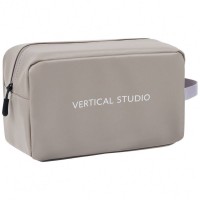 VERTICAL STUDIO "Tovik" Toilet Bag 3L gray: Цвет: Brand: VERTICAL STUDIO Material: 100% polyurethane Lining: 100% polyester Dimensions (HxWxD): approx. 17 x 31 x 13 cm Volume: approx. 3 liters Brand logo embossed on the front one main compartment with zipper a small zippered pocket inside made of durable material water-repellent outer material with carrying strap a practical accessory for storing hygiene and care items while traveling or in everyday life NEW, with label and original packaging
https://www.sportspar.com/vertical-studio-tovik-toilet-bag-3l-gray