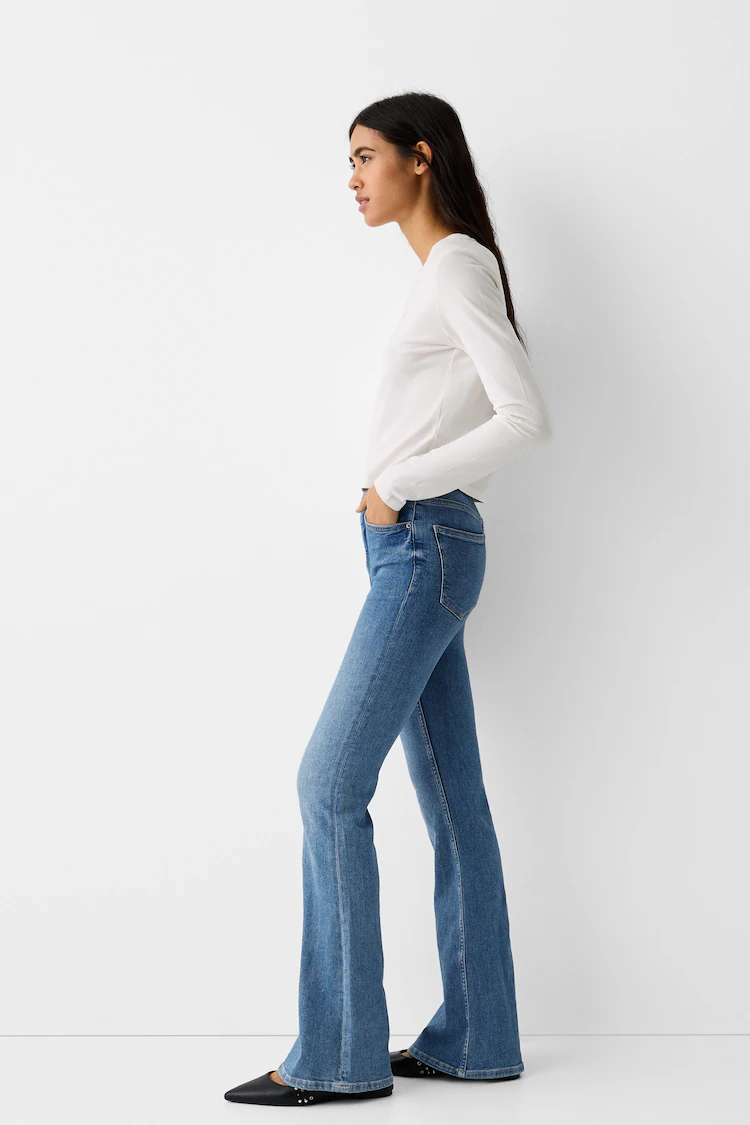 Джинсы Bershka: https://www.bershka.com/de/jeans-schlaghose-c0p155270610.html?colorId=428&stylismId=2