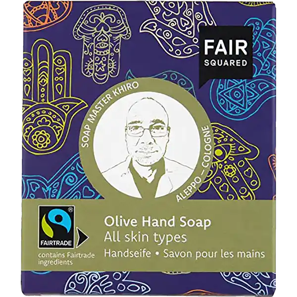 FAIR SQUARED Handseife Olive: Цвет: Produktbeschreibung und details Die Handsoap Olive ist besonders auf die Bedrfnisse normaler und Mischhaut abgestimmt Durch die Zusammensetzung von Oliven und Kokosl sowie Sheabutter ist die Seife ideal fr den alltglichen Gebrauch geeignet Das fair gehandelte Olivenl das dafr bekannt ist dass es viel Vitamin A enthlt welches essenziell fr die ueren Hautschicht ist bildet die Basis der Seife Darber hinaus enthlt die Seife Fairtrade Kokosl In Kombination mit der Fairtrade Sheabutter und Bier ist die Seife ideale Pflegereinigung fr die normale Haut berfettung   vegan palmlfrei und ohne Tierversuche fr alle Hauttypen plastikfrei mit nhrenden Pflanzenlen Kontaktdaten FAIR SQUARED GmbH HermannHeinrichGossenStrae   Kln wwwfairsquaredcom Testurteile Qualittssiegel ampamp Verbandszeichen Anwendung und Gebrauch Die Seife direkt zwischen den Handflchen mit etwas Wasser aufschumen Gebrauch Aufbewahrung und Verwendung Aufbewahrungs und Verwendungsbedingungen Es sollte darauf geachtet werden dass das Seifenstck nach Benutzung immer gut trocknen kann um Qualitt und lange Haltbarkeit zu garantieren Inhaltsstoffe Olea Europaea Fruit Oil Olive Oil Cerevisia quotBeerquot Cocos Nucifera Oil Coconut Oil Brassica Napus Oil Sodium Hydroxide Butyrospermum Parkii Butter Shea Butter
https://www.rossmann.de/de/pflege-und-duft-fair-squared-handseife-olive/p/4260365857855