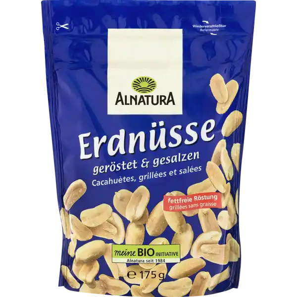 Alnatura Bio Erdnsse: Цвет: Produktbeschreibung und details Erdnsse sind eigentlich Hlsenfrchte die unter der Erde reifen Sie sind ein beliebter KnabberKlassiker schmecken aber nicht nur pur als Snack sondern knnen auch asiatischen Gerichten Gebck und Desserts eine besondere Note verleihen Die Alnatura Erdnsse in BioQualitt sind gerstet und mild gesalzen wodurch sie ihr charakteristisches intensives Aroma gut entfalten knnen fettfreie Rstung gesalzen wiederverschliebar charakteristisches intensives Aroma zum Knabbern als Zutat fr asiatische Gerichte Gebck und Desserts Lebensmittelunternehmer Name Alnatura GmbH Adresse MahatmaGandhiStr  D Darmstadt wwwalnaturade Bio Zertifikat ATBIO UrsprungslandHerkunftsort NichtEULandwirtschaft Testurteile Qualittssiegel ampamp Verbandszeichen Rechtlich vorgeschriebene Produktbezeichnung Bio Erdnsse gerstet und gesalzen Zutaten ERDNSSE   Meersalz berzugsmittel Gummi arabicum aus Biologischer Landwirtschaft Kann Spuren von SOJA  MANDEL und anderen NSSEN enthalten Nhrwerte Durchschnittliche Nhrwertangaben pro  g Energie  kj   kcal Fett  g davon  gesttigte Fettsuren  g Kohlenhydrate  g davon  Zucker  g Ballaststoffe  g Eiwei  g Salz  g Gebrauch Aufbewahrung und Verwendung Aufbewahrungs und Verwendungsbedingungen Bitte trocken lagern und vor Wrme schtzen Warnhinweise und wichtige Hinweise Warnhinweise Achtung Nsse knnen in die Atemwege von kleinen Kindern gelangen Bitte entnehmen Sie die Angaben zu den Allergenen dem Etikett der Produktverpackung
https://www.rossmann.de/de/lebensmittel-alnatura-bio-erdnuesse/p/4104420057340