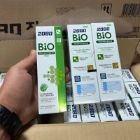 Зубная паста: Цвет: 120гр
Dental Clinic 2080 Bio Green Fresh Toothpaste это зубная паста предназначена специально для всей семьи. Средство обеспечивает тщательное очищение от загрязнений, бережное отбеливание и свежее дыхание. Входящие в состав пасты экстракт зелёного чая и витамин Е предотвращают развитие пародонтоза. Фторид натрия и кремниевая кислота предупреждают образование кариеса, укрепляют зубную эмаль, повышают устойчивость эмали к воздействию кислот, а также обеспечивают деликатную полировку зуба, не стирая и не нарушая структуру его эмали. Обладает мятным вкусом
