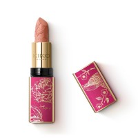 charming escape luxurious matte lipstick: Цвет: https://www.kikocosmetics.com/de-de/make-up/lippen/lippenstifte/CHARMING-ESCAPE-LUXURIOUS-MATTE-LIPSTICK/p-KC000000356
Matte no-transfer lipstick. Ideal for: giving the lips an irresistible ultra matte and velvety finish It’s special because: -its formula is enriched with olive oil of Italian origin;  -it has a creamy, no-transfer texture which is pleasantly scented with an orange blossom fragrance;  -extremely soft and comfortable on the lips, it’s high-coverage from the first coat;  -it’s uniquely embellished by an embossed floral pattern;  -it’s incredibly easy to apply.