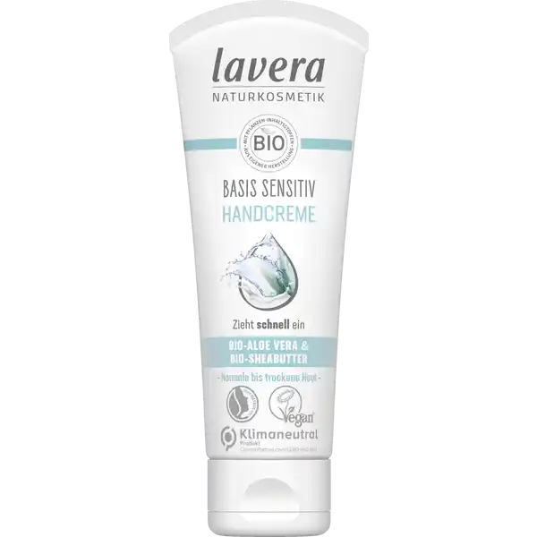 lavera Basis Sensitiv Handcreme: Цвет: Produktbeschreibung und details Erlebe das lavera Gefhl geschmeidig weicher Hnde Die milde Formel mit BioAloe Vera und BioSheabutter schenkt deinen Hnden intensive Pflege zieht schnell ein intensive Pflege fr Hnde und Ngel spendet langanhaltende Feuchtigkeit fr normale bis trockene Haut vegan hergestellt in Deutschland ohne Mikroplastik   zertifizierte Naturkosmetik BioAloe Vera ist ein wahres Multitalent und ist fr ihre feuchtigkeitsspendende Wirkung bekannt BioSheabutter wird auf Grund intensiv pflegender Eigenschaften in ihren Produkten fr trockene Haut eingesetzt Ihr Versprechen biologisch abbaubare Rezepturen ohne Mineralle und ohne knstliche Duft Farb und Konservierungsstoffe zertifiziert nach dem strengen unabhngigen NATRUE Naturkosmetikstandard Vertrglichkeit dermatologisch besttigt klimaneutrale Produkte Kunststoff dieser Tube inkl Verschluss aus   recyceltem Material nach PETAKriterien zertifiziert exklusive Naturkompositionen aus der laveraForschung mit dem Besten aus der Natur  gem EUKosmetik VO  ClimatePartnercom Kontaktdaten Laverana GmbH ampamp Co KG D Wennigsen wwwlaverade Testurteile Qualittssiegel ampamp Verbandszeichen Inhaltsstoffe Water Aqua Glycine Soja Soybean Oil Alcohol denat Hydrogenated Palm Glycerides Butyrospermum Parkii Shea Butter CaprylicCapric Triglyceride Glycerin Stearic Acid Simmondsia Chinensis Jojoba Seed Oil Cellulose Aloe Barbadensis Leaf Juice Prunus Amygdalus Dulcis Sweet Almond Oil Calendula Officinalis Flower Extract Chamomilla Recutita Matricaria Flower Extract Xanthan Gum Glyceryl Undecylenate Tocopheryl Acetate Levulinic Acid Sodium Levulinate Hydrogenated Lecithin Tocopherol Helianthus Annuus Sunflower Seed Oil Brassica Campestris Rapeseed Sterols Ascorbyl Palmitate Fragrance Parfum Limonene Linalool Geraniol Citral Citronellol Farnesol  ingredients from certified organic agriculture  from natural essential oils
https://www.rossmann.de/de/pflege-und-duft-lavera-basis-sensitiv-handcreme/p/4021457645022