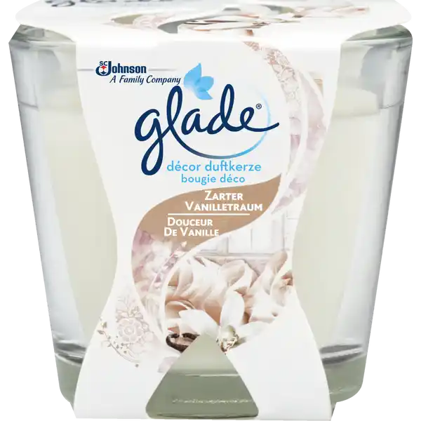 Glade Zarter Vanilletraum Dcor Duftkerze: Цвет: Produktbeschreibung und details Bereichern Sie das Ambiente jedes Raums mit dem behaglichen Schein einer Kerzenflamme Glade Duftkerzen erfllen Ihr Zuhause im Nu mit einer Kombination aus verlockendem Duft und warmem Licht Sie sind in einer groen Duftvielfalt erhltlich und brennen bis zu  Stunden Durch das Design des attraktiven Glases verteilt sich der Kerzenduft im Nu im Raum Erhltlich in einer Vielzahl von Dften Gleichbleibendes Dufterlebnis von Beginn bis Ende Duft verweilt auch nach Erlschen der Kerze Brenndauer Jede Kerze brennt bis zu  Stunden Kontaktdaten SC Johnson GmbH Postfach  D   Erkrath wwwgladecom  Anwendung und Gebrauch Docht vor Gebrauch stets auf  cm krzen Zndhlzer und Fremdkrper von brennender Kerze fernhalten Kerze auf flacher hitzebestndiger und durchzugfreier Oberflche abstellen Entzndete Kerzen von brennbaren Gegenstnden fern halten Keine entzndeten Kerzen umstellen Kerze erst umstellen wenn das Wachs wieder fest ist Duftkerze lschen wenn nur noch  cm Wachs verbleiben Inhaltsstoffe Octahydrotetramethylnaphthylethanon tertButylbenzylpropionaldehyd Warnhinweise und wichtige Hinweise Warnhinweise Darf nicht in die Hnde von Kindern gelangen ACHTUNG Anwendung nur nach Gebrauchsanweisung um die Gefahr von Feuer Glasbruch oder Personenschden zu vermeiden Brennende Kerze auf wrmeunempfindliche Oberflche stellen Personen die auf Duftstoffe empfindlich reagieren sollten dieses Produkt mit Vorsicht verwenden Raumdfte sind kein Ersatz fr gute Haushaltshygiene Kann allergische Reaktionen hervorrufen
https://www.rossmann.de/de/haushalt-glade-zarter-vanilletraum-decor-duftkerze/p/5000204960686