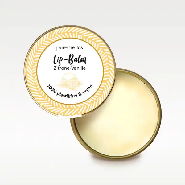 puremetics Lip-Balm Zitrone-Vanille: Цвет: Produktbeschreibung und details Wundere dich nicht wenn du knftig hufiger spontane KussAngebote bekommst und deine Mitmenschen einfach nicht mehr aufhren dir auf den Mund zu starren Das liegt an dem Lipbalm der zart pflegt und verdammt gut riecht und schmeckt Entschuldigung Wer kann da schon widerstehen Feine le sorgen fr extra zarte und gepflegte Lippen NATRLICHER SCHUTZ UND PFLEGE MIT SHEABUTTER UND MANDELL Die wertvollen Inhaltsstoffe unseres Lipbalms reparieren und pflegen trockene sprde Lippen und schtzen sie vor ueren Einflssen Feine Sheabutter und Kokosl sorgen fr Geschmeidigkeit und Schutz Reines Mandell versorgt mit jeder Menge Feuchtigkeit ohne zu stark zu fetten Dazu kommen himmlische Aromen mit Knutschgarantie jeder Hauttyp im wiederverwendbaren Tiegel Pflege und Schutz auslaufsicher fr unterwegs vegan plastikfrei PETAApproved Kontaktdaten puremetics GmbH Borsigstr A  Isernhagen UrsprungslandHerkunftsort Deutschland Anwendung und Gebrauch Mit einem sauberen Finger entnimmst eine kleine Menge des Balms und massiert ihn sanft in deine Lippen ein Die leichte Krnung des Balms sorgt fr einen Massageeffekt frdert die Durchblutung und schmilzt beim einmassieren Gebrauch Aufbewahrung und Verwendung Aufbewahrungs und Verwendungsbedingungen Der Lip Balm wird mit pflanzlichem Carnaubawachs gehrtet und kann sich bei zu warmen Temperaturen verflssigen Er sollte daher nicht wrmer als Raumtemperatur gelagert werden Auch eine Lagerung am Krper zum Beispiel in der Hosentasche kann die Konsistenz durch Krperwrme beeinflussen Inhaltsstoffe BUTYROSPERMUM PARKII BUTTER COCOS NUCIFERA OIL COPERNICIA CERIFERA WAX CITRUS LIMON PEEL OIL LIMONENE PRUNUS AMYGDALUS DULCIS OIL VANILLIN CITRAL LINALOOL
https://www.rossmann.de/de/make-up-puremetics-lip-balm-zitrone-vanille/p/4260519421468