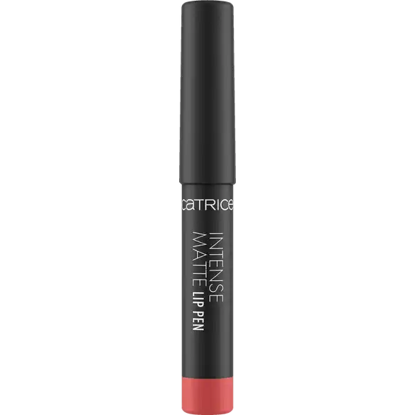 Catrice Intense Matte Lip Pen 050: Цвет: https://www.rossmann.de/de/make-up-catrice-intense-matte-lip-pen-050/p/4059729401342
Produktbeschreibung und details Perfekt fr ein przises farbintensives Lippenstyling Der Intense Matte Lip Pen ist ein Lippen und Lippenkonturenstift in einem Produkt Dank der spitzen Mine lassen sich die Lippenkonturen exakt betonen und die angenehme softe Textur lsst sich ganz leicht verteilen Mit nur einem Strich berzeugt der Lip Pen durch seine hohe Farbabgabe Die Formel ist mit Rizinusl Sheabutter und Vitamin E angereichert und verleiht den Lippen ein mattes SatinFinish Weiterer Benefit Der Stift besteht aus FSCzertifiziertem Holz und die Kappe aus   recyceltem PET Kontaktdaten cosnova GmbH Am Limespark  D Sulzbach am Taunus wwwcatricede UrsprungslandHerkunftsort Brasilien Anwendung und Gebrauch Mit dem Lip Pen lassen sich die Lippenkonturen przise nachzeichnen und anschlieend die Lippen vollstndig ausmalen Die Lippenkonturen mssen nicht in einem Rutsch nachgezogen werden  kurze Linien entlang der Konturen lassen sich einfacher und genauer auftragen Gebrauch Aufbewahrung und Verwendung Aufbewahrungs und Verwendungsbedingungen Lippen und konturenstift Inhaltsstoffe RICINUS COMMUNIS CASTOR SEED OIL CAPRYLICCAPRIC TRIGLYCERIDE GLYCERYL RICINOLEATE EUPHORBIA CERIFERA CERA EUPHORBIA CERIFERA CANDELILLA WAX MICA COPERNICIA CERIFERA CERA COPERNICIA CERIFERA CARNAUBA WAX MYRISTYL MYRISTATE BUTYROSPERMUM PARKII SHEA BUTTER CETYL ALCOHOL TOCOPHERYL ACETATE TOCOPHEROL CI  RED  CI  RED  CI  IRON OXIDES CI  TITANIUM DIOXIDE