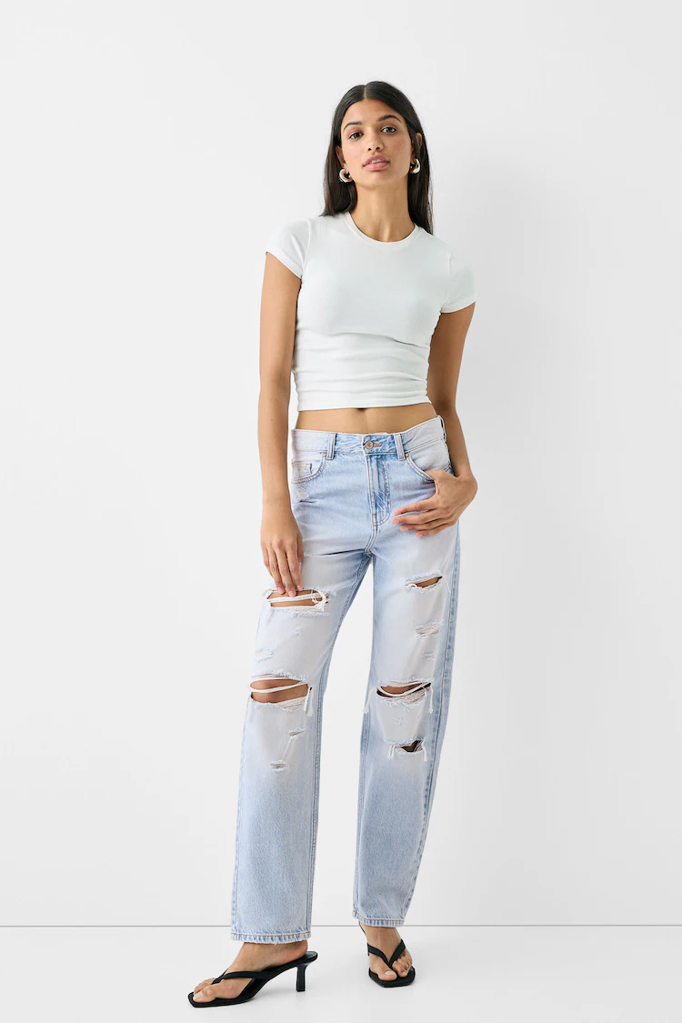 Джинсы Bershka: https://www.bershka.com/de/cropped-jeans-im-straight-fit-c0p154564226.html?colorId=433