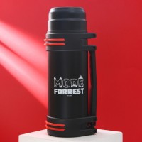 Термос туристический Mode forrest, 2л, сохраняет тепло 12-24 ч: Цвет: Термос MODE FORREST  - идеальный аксессуар для любителей горячих напитков.Особенности термоса:– Корпус изготовлен из высококачественной нержавеющей стали, которая защищает содержимое от внешних воздействий, а так же сохраняет вкус напитка неизменным.– Крышку можно использовать в качестве чашки. Также в комплект входит дополнительная емкость для напитков. Обе чаши выполнены из пищевого пластика.–  Термос снабжен ручкой и текстильным ремешком с фиксатором длины (90 см) для комфортной переноски.– Оснащен завинчивающейся пробкой с опрокидывающимся механизмом.  Пробка предотвращает протекания жидкости, а крышка с отливом позволяет пить и наливать напитки с повышенным удобством.– Объем - 2 л - позволяет брать его с собой в туристические походы на дальние расстояния, рыбалку или охоту.– Сохраняет температуру от 12 до 24 часов.– Благодаря универсальному дизайну термос подойдет в качестве подарка как мужчине, так и женщине.Не рекомендуем мыть в посудомоечной машине и нагревать в микроволновой печи.Срок службы не ограничен.
: MODE FORREST
: Китай
