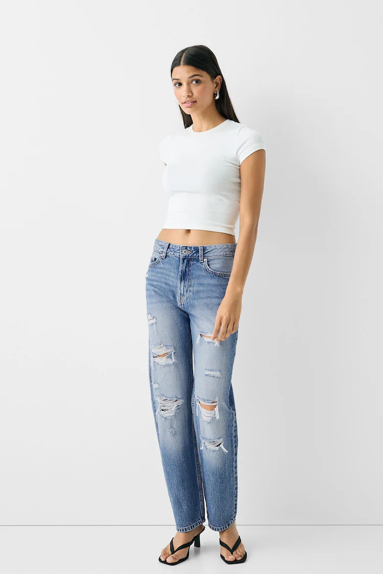 Джинсы Bershka: https://www.bershka.com/de/cropped-jeans-im-straight-fit-c0p154564227.html?colorId=428