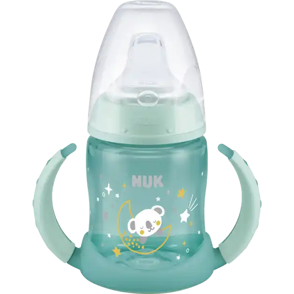 NUK First Choice Trinklernflasche Night grn  Monate: Цвет: Produktbeschreibung und details Funkel funkel kleiner Cup  Pssst Lass Mama und Papa schlafen Was fr ein toller Erfolg wenn euer Baby lernt selbststndig zu trinken Besonders nachts Die NUK Trinklernflaschen mit Leuchteffekt machen diesen Entwicklungsschritt so viel einfacher Fr euren Nachwuchs und fr euch Weil er im Dunkeln leuchtet ist es ganz leicht den Becher zu finden Whrend Mama und Papa weiterschlafen Stellt die NUK Trinklernflasche mit Leuchteffekt einfach unter eine Lampe oder ins Sonnenlicht Das spezielle Material speichert die Energie und gibt sie als sanftes Leuchten wieder ab Die ganze Nacht lang So wie jeder NUK Cup sind auch die NUK Trinklernflaschen mit Leuchteffekt auslaufsicher damit alles im Bett trocken und kuschlig bleibt Und natrlich bieten sie eine Vielfalt an bezaubernden Farben und Motiven  speziell designt fr traumhafte Nchte NUK First Choice Trinklernflasche  wenn aus deinem Baby ein Kleinkind wird sorgt die NUK First Choice Trinklernflasche fr einen problemlosen bergang von der Mutterbrust oder Flasche zum selbststndigen Trinken Die NUK First Choice SoftTrinktlle aus Silikon ist angenehm weich und ist mit dem NUK Air System ausgestattet Dies vermindert Suglingskoliken und schdliches Luftschlucken Mit hochwertiger SilikonTrinktlle NUK SilikonTrinktllen bestehen aus einem hochwertigen Kunststoff Das klare Silikonmaterial lsst sich leicht reinigen und ist besonders temperaturbestndig Es ist frei von Schadstoffen kochfest geruchlos transparent und hat eine glatte Oberflche  alle Vorzge die fr eine Trinktlle wichtig sind Fester Halt fr Kinderhnde Die Griffe sind ergonomisch geformt und verfgen ber AntiRutschNoppen Leicht zu reinigen und ideal zur Nahrungszubereitung Die  ml KunststoffFlasche besteht aus den bewhrten First Choice Elementen wie extrabreite Flaschenffnung Schraubring Verschlussplttchen und Schutzkappe Alle Komponenten sind leicht von der Flasche abnehmbar  ideal zur Reinigung und Nahrungszubereitung Die NUK First Choice Trinklernflasche ist frei kombinierbar mit allen anderen Artikeln der NUK First Choice Reihe NUK Trinklernflaschen entsprechen der Europischen Sicherheitsnorm EN leichter bergang zum selbststndigen Trinken weiche Trinktlle aus Silikon fr Kinder von  Monaten ergonomische Griffe fr sicheren Halt  mit Leuchteffekt auslaufsichere Trinklernflasche aus Polypropylen PP BPA frei Motive in einzigartigem Design Fassungsvermgen ca  ml Kontaktdaten Mapa GmbH Industriestrae   Zeven Warnhinweise und wichtige Hinweise Warnhinweise Lesen Sie sorgfltig die Warn und Gebrauchshinweise im Inneren Bitte Produktinformation und Artikel LOTNr zur spteren Verwendung aufheben
https://www.rossmann.de/de/baby-und-spielzeug-nuk-first-choice-trinklernflasche-night-gruen-6-18-monate/p/4008600421221