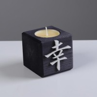 Свеча в деревянном подсвечнике "Куб, Иероглифы. Удача", цвет: "Эбен", 6х6х6 см, аромат манго: 