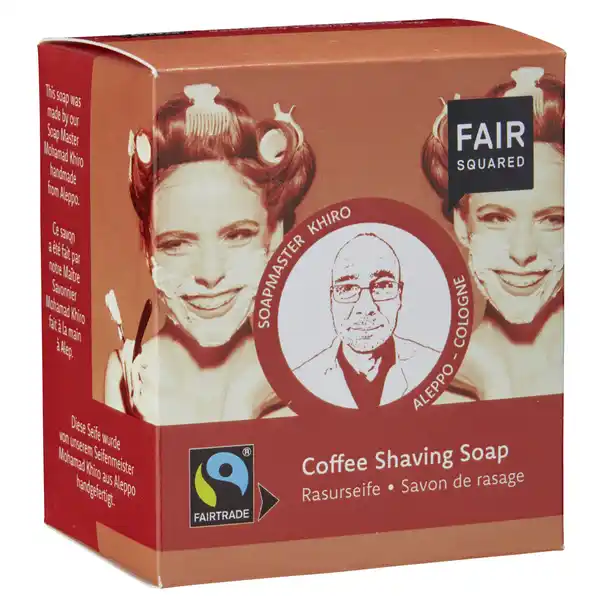 FAIR SQUARED Rasurseife Coffee: Цвет: Produktbeschreibung und details Bei der Shaving Soap sind gleich mehrere Vorteile der fair gehandelten Inhaltsstoffe miteinander kombiniert Fr besonders trockene Haut enthlt sie Sheabutter die einen schtzenden Film auf der Haut hinterlsst Desweiterem wirkt sie rckfettend beruhigend und glttend auf Haut und Haar Fr den Idealen Schaum sorgen die le aus Babassu und Kokosnuss So kann die Klinge gut gleiten und die Haut wird vor dem Austrocknen geschtzt Das Fairtrade Kokosl hat aber noch eine weitere untersttzende Eigenschaft die bei der sanften Rasur hilft eine leicht khlende Wirkung die die gereizte Haut beruhigt Ein angenehmer Duft nach Kaffee ist das iTpfelchen der Seife angenehm schumend schtzend ampamp hydratisierend Geruch Kaffee berfettungsgrad  Kontaktdaten FAIR SQUARED GmbH HermannHeinrichGossenStrae   Kln wwwfairsquaredcom Testurteile Qualittssiegel ampamp Verbandszeichen Anwendung und Gebrauch Fr die Bartpflege wird die klassische Anwendung mit einem Rasierpinsel empfohlen Die Seife und den Pinsel mit reichlich warmem Wasser befeuchten Danach die Rasierseife mit dem Pinsel aufschumen Anschlieend den Schaum auf die angefeuchtete Haut auftragen Die Rasur wie gewohnt durchfhren Abschlieend das Gesicht grndlich reinigen und Haut und Haar mit einem Pflegeprodukt verwhnen Fr den Krper Die Seife direkt zwischen den Handflchen mit etwas Wasser aufschumen dann den Schaum auf den Krper verteilen Fr die komplett nachhaltige Rasur wird die Verwendung eines Rasierhobels empfohlen Gebrauch Aufbewahrung und Verwendung Aufbewahrungs und Verwendungsbedingungen Es sollte darauf geachtet werden dass das Seifenstck nach Benutzung immer gut trocknen kann um Qualitt und lange Haltbarkeit zu garantieren Inhaltsstoffe Aqua Cocos Nucifera Oil Coconut Oil Orbignya Oleifera Seed Oil Olea Europaea Fruit Oil Olive Oil Sodium Hydroxide Butyrospermum Parkii Butter Shea Butter Ricinus Communis Seed Oil Brassica Napus Oil Coffee Bean Extract Coffee Glycerin Kaolin
https://www.rossmann.de/de/pflege-und-duft-fair-squared-rasurseife-coffee/p/4260365855530