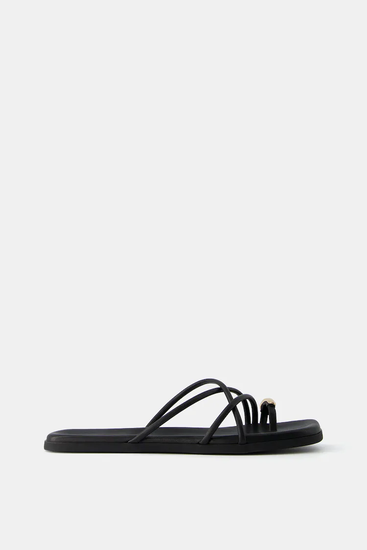 Обувь Bershka: Цвет: https://www.bershka.com/de/flache-sandalen-mit-riemchen-und-ring-c0p152505085.html?colorId=040
