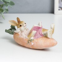 Сувенир полистоун "Кролик читают книгу в морковке лодке, с птичкой" 6х5х14,5 см: 