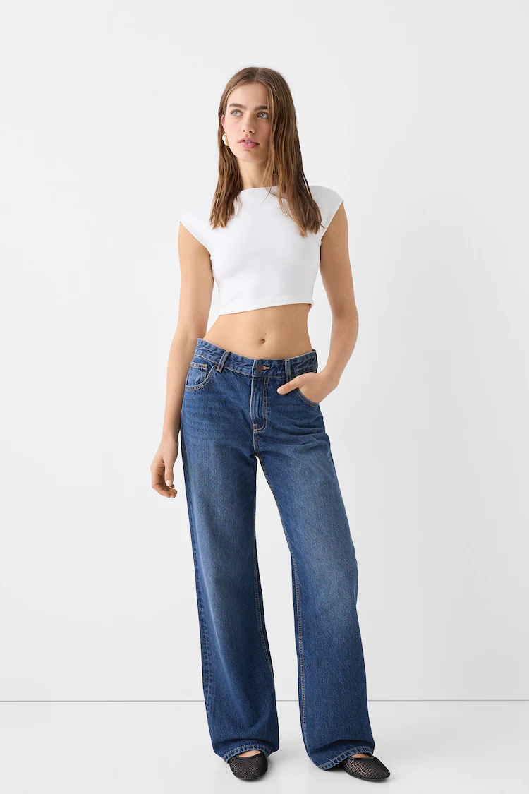 Джинсы Bershka: https://www.bershka.com/de/wide-leg-90%27s-jeans-c0p149435603.html?colorId=400