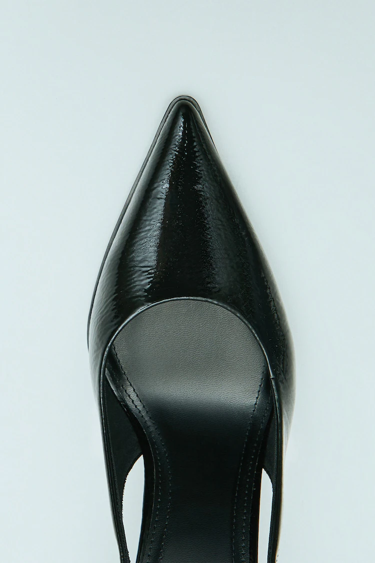 Обувь Bershka: Цвет: https://www.bershka.com/de/kitten-absatzschuhe-mit-offener-ferse-c0p156277655.html?colorId=040&stylismId=2
