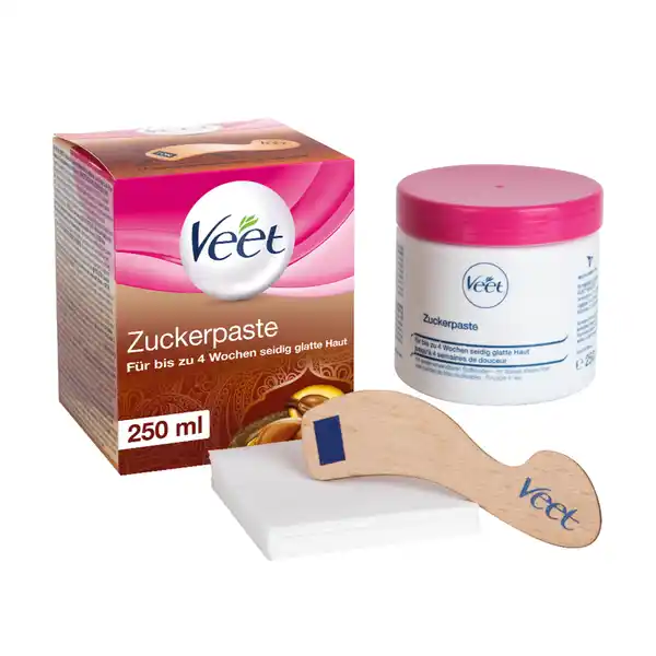 Veet Zuckerpaste: Цвет: Produktbeschreibung und details Die Veet Zuckerpaste ist von alten orientalischen Rezepturen inspiriert und bietet Ihnen eine Haarentfernung von hoher Qualitt fr zu Hause Die Zuckerpaste mit Argan l hinterlt Ihre Haut weich und sprbar glatt fr bis zu vier Wochen einfache Anwendung fr bis zu  Wochen seidig glatte Haut mit wiedervendbaren Stoffstreifen   natrlichen Ursprungs Kontaktdaten Reckitt Benckiser Deutschland GmbH  Heidelberg  Anwendung und Gebrauch Bevor Sie anfangen Lesen Sie bitte sorgfltig das beigelegte Faltblatt und fhren Sie den dort beschriebenen Hauttest durch Zuckerpaste erwrmen Befolgen Sie die Gebrauchsanweisung Entscheiden Sie sich wie Sie die Zuckerpaste erhitzen mchten in der Mikrowelle oder im Wasserbad Nachdem die Zuckerpaste erhitzt wurde rhren Sie sie ca  Minute mit Hilfe des Spatels um Nutzen Sie dafr das Ende mit dem blauen Quadrat Temperaturindikator Zuckerpaste auftragen Tragen Sie mit dem Spatel eine dnne Schicht der Zuckerpaste in Haarwuchsrichtung auf die Haut auf Die Zuckerpaste unverzglich mit einem Stoffstreifen bedecken Streichen Sie den Streifen dann in Haarwuchsrichtung glatt Zuckerpaste entfernen Straffen Sie die Haut Fassen Sie den Streifen am unteren Rand und ziehen Sie ihn gegen die Haarwuchsrichtung Gebrauch Aufbewahrung und Verwendung Aufbewahrungs und Verwendungsbedingungen Nicht in der Reichweite von Kindern aufbewahren Inhaltsstoffe Sucrose Aqua Citric Acid Solanum Tuberosum Starch Argania Spinosa Kernel Oil Warnhinweise und wichtige Hinweise Warnhinweise Faltschachtel und beiliegende Gebrauchsanweisung aufbewahren Lesen und befolgen Sie alle wichtigen Hinweise und die Gebrauchsanweisung vor der Anwendung  BERHITZTES WACHS KANN ZU VERBRENNUNGEN FHREN  Geeignet fr die Anwendung an Beinen Armen Achseln Bikinizone Oberlippe Wangen und Kinn  NICHT GEEIGNET fr alle anderen Gesichtspartien Kopf Brust Genital oder Analbereich sowie alle anderen Krperpartien  Nicht verwenden auf KrampfadernMuttermalen Narben bei pickliger geschdigter gereizter Haut Sonnenbrand oder bei vorangegangenen Hautreaktionen auf Enthaarungswachs Warten Sie immer  Stunden bis zur nchsten Enthaarung  Bei Einnahme von Medikamenten die die Haut beeinflussen knnen oder bei Hautkrankheiten bitte vor der Anwendung einen Arzt konsultieren  Haarentfernung mit Wachs ist nicht fr ltere Menschen Diabetiker oder bei Einnahme von Retinoiden geeignet  FHREN SIE vor jeder Anwendung EINEN HAUTTEST DURCH indem Sie das Produkt auf einer kleinen Stelle der zu enthaarenden Krperregion nach Gebrauchsanweisung anwenden Wenn nach  STUNDEN keine Hautreaktionen auftreten knnen Sie mit der Enthaarung fortfahren  Nach der Haarentfernung empfehlen wir  Stunden zu warten bevor Sie Deos oder parfmierte Produkte auftragen schwimmen gehen ein Sonnenbad nehmen oder Brunungsgerte bzw creme verwenden  NICHT IN REICHWEITE VON KINDERN AUFBEWAHREN  Bei Verschlucken sofort einen Arzt aufsuchen und Packung vorzeigen  Kontakt mit den Augen vermeiden Im Falle einer Berhrung mit den Augen sofort mit viel Wasser splen und rztlichen Rat einholen  Enthaarung mit Wachs ist fr Schwangere geeignet kann aber zu blauen Flecken fhren
https://www.rossmann.de/de/pflege-und-duft-veet-zuckerpaste/p/4002448114017