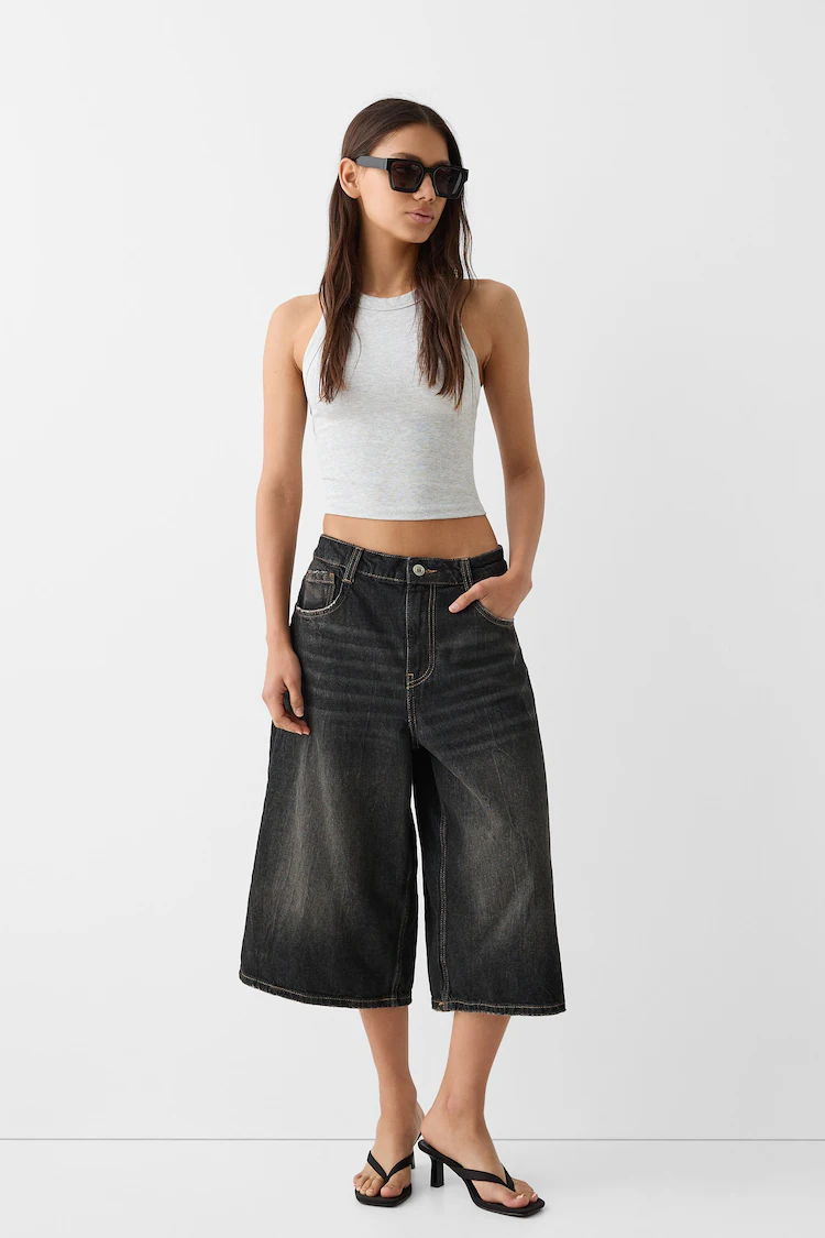 Джинсы Bershka: https://www.bershka.com/de/jeans-bermudashorts-im-baggy-stil-c0p152435439.html?colorId=800