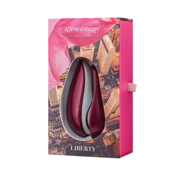 Womanizer Liberty Red Wine Auflegevibrator: Цвет: Produktbeschreibung und details Womanizer Liberty ist der perfekte Begleiter fr unterwegs Dank seiner praktischen Verschlusskappe lsst er sich hygienisch transportieren und sorgt mit sechs verschiedenen Intensittsstufen immer und berall fr intensive Hhepunkte Dank seiner geringen Lautstrke ist er uerst diskret und auch das macht ihn zu einer angenehmen Reisebegleitung Selbst wenn der nchste Trip lediglich in die heimische Badewann geht Liberty ist absolut wasserfest und macht auch dieses feuchte Vergngen problemlos mit inkl USBLadekabel mit Magnetstift und Bedienungsanleitung zustzlicher Stimulationsaufsatz Verschlusskappe fr hygienischen Transport wiederaufladbarer LithiumIonenAkku per USBAnschluss Laufzeit ca  Minuten Ladezeit ca  Minuten  Intensittstufen  fr jeden Geschmack berhrungslose Stimulation der Klitoris dank Pleasure Air Technology nahezu geruschlos  wasserdicht Material ABS Silikon phtalatfrei Mae BTH ca      cm Gewicht ca  g Farbe WeinrotWei Anwendung und Gebrauch Ladekabel nur ber USB an Computer anschliebar Hinweise zur Elektrogerte und Batterieentsorgung Hinweise zur Entsorgung von Elektrogerten und Batterien httpswwwrossmanndedeserviceundhilfeelektrogesetzbatteriegesetz
https://www.rossmann.de/de/gesundheit-womanizer-liberty-red-wine-auflegevibrator/p/4251460611039