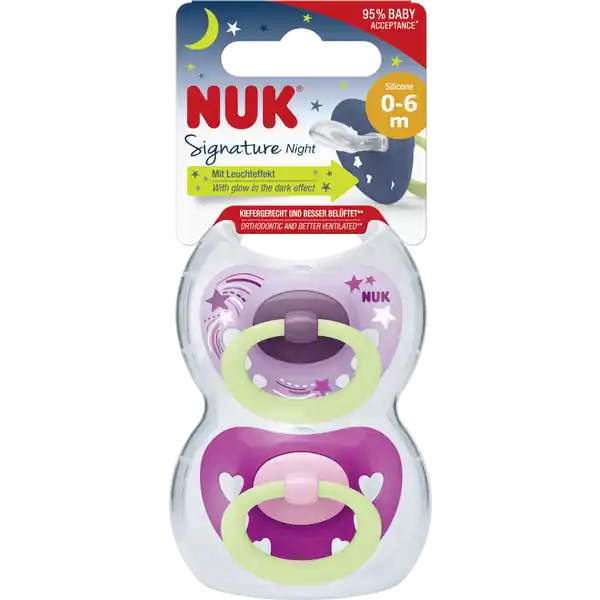 NUK Beruhigungssauger Signature Night, Flieder/Rosa 0-6 Monate: Цвет: Produktbeschreibung und details NUK Schnuller mit Leuchteffekt NUK LeuchtSchnuller helfen Baby leicht ins Land der Trume zu finden Dank eines fr Babys unbedenklichen Leuchtmaterials strahlen sie im Dunkeln einen sanften Lichtschein aus und knnen so auch in der Nacht ganz schnell und einfach gefunden werden NUK Signature Schnuller Von der Natur geformt Mit Liebe designt Sieh dir dieses kleine Gesicht an Diesen unverwechselbaren Ausdruck wenn dein Baby sein angeborenes Bedrfnis zu saugen stillt Die Antwort der NUK Signature Schnuller auf diese natrliche Notwendigkeit ist die vollkommen natrliche NUK Form Das Original Er ist einer Brustwarze beim Stillen nachempfunden So frdert er eine gesunde orale Entwicklung Denn es ist erwiesenermaen so dass natrliches Saugen nicht nur zur Einnahme von Nahrung dient sondern auch hilft wichtige Fhigkeiten wie richtiges Schlucken Kauen und letztlich auch Sprechen zu entwickeln Der NUK Schnuller ist so flach dnn und schmal dass er perfekt in den kleinen Mund passt und der Zunge genug Raum fr natrliche Saugbewegungen lsst Die Richtigkeit dieser Form ist von  der Kieferorthopden anerkannt die besttigen dass NUK Schnuller keine Zahn oder Kieferfehlstellungen verursachen Der beliebte NUK Schnuller begeistert nun mit einem wundervollen neuen Design Es verleiht dem berhmten herzfrmigen Mundschild noch flieendere weichere Formen und bringt den charmanten kleinen Ring modisch auf den neuesten Stand Fr einen neuen Klassiker der dieses kleine Gesicht noch niedlicher aussehen lsst Der Nachhaltigkeit zu Liebe NUK Schnuller mit wiederverwendbarer Verpackung Nachhaltigkeit wird bei ihnen grogeschrieben Sie mchten Eltern die Mglichkeit geben die Verpackung nach dem Auspacken weiter zu verwenden statt sie wegzuwerfen Jeder NUK Schnuller kommt daher nun in einer stabilen wiederverwendbaren Box die den Schnuller sauber hlt und schtzt  vor allem fr unterwegs eine ideale Lsung um Babys liebsten Begleiter vor Schmutz und Nsse zu bewahren Zudem ist sie fr eine hygienische Reinigung in der Mikrowelle geeignet NUK Schnuller werden zu  in Deutschland hergestellt Natrlich sind sie BPA  frei und entsprechen der Europischen Sicherheitsnorm EN kiefergerechtestes NUK ClassicLutschteil aller Zeiten  fr die gesunde Gesamtentwicklung von Babys herzfrmiges Mundschild mit noch flieenderen weicheren Formen  mit Ring mit Leuchteffekt dnner und schmaler Saugerhals  verringert den Druck auf Kiefer und Zhne flaches Lutschteil und glatte Unterseite  fr mehr Freiraum fr die natrliche Saugbewegung wiederverwendbare Schnullerbox BPA frei Unabhngige Marktforschung  Kieferorthopden  Kinderrzte  Hebammen Deutschland  Kontaktdaten MAPA GmbH Industriestrasse   Zeven wwwnukcom UrsprungslandHerkunftsort Deutschland
https://www.rossmann.de/de/baby-und-spielzeug-nuk-beruhigungssauger-signature-night-fliederrosa-0-6-monate/p/4008600378853