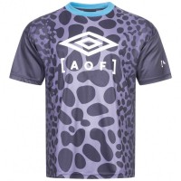 Umbro x AOF Poison Dart Frog Men Oversize Top 55326U0H0: Цвет: Brand: Umbro Cooperation with AOF Main Material: 100% polyester (Recycled) Waistband Material: 95% polyester, 5% elastane Brand logo centered on chest and right sleeve crew neck Oversize: Relaxed Fit (oversize) dropped shoulder seam matte finish Rib collar in contrasting color. pleasant wearing comfort NEW, with tags &amp; original packaging
https://www.sportspar.com/umbro-x-aof-poison-dart-frog-men-oversize-top-55326u0h0