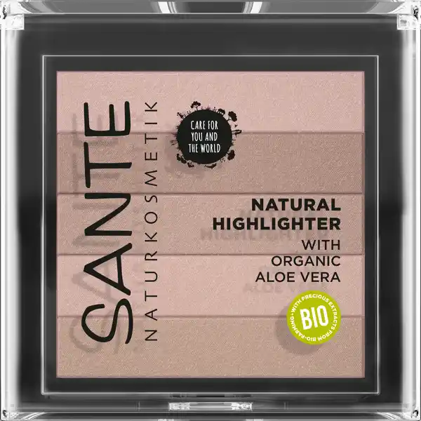 Sante Natural Highlighter 01 Nude: Цвет: https://www.rossmann.de/de/make-up-sante-natural-highlighter-01-nude/p/4025089085454
Produktbeschreibung und details Strahlender bronzing Glow  der Natural Highlighter mit BioAloe Vera setzt mit feinen lichtreflektierenden Schimmerpigmenten strahlende Highlights Die Kombination aus verschiedenen NudeFarbtnen sorgt fr einen natrlichen Glow zaubert ganz natrlich strahlende Highlights auf den Teint die Farben lassen sich einzeln zum Beispiel auf dem Auge oder kombiniert auf den Wangen auftragen  natrliche Pigmente schenken ein strahlendes GlowFinish zertifizierte Naturkosmetik vegan Kontaktdaten LORAL Deutschland GmbH  Geschftsbereich LOral Paris Johannstrae   Dsseldorf Testurteile Qualittssiegel ampamp Verbandszeichen Anwendung und Gebrauch Mit einem Pinsel den Highlighter auf den hchsten Stellen des Gesichts mit leicht kreisenden Bewegungen auftragen Fr strahlende Highlights den Highlighter auf Wangenknochen Nasenrcken Lippenherz und unter den Augenbrauen sowie im inneren Augenwinkel auftragen Inhaltsstoffe Talc Mica CaprylicCapric Triglyceride Macadamia IntegrifoliaTetraphylla Seed Oil Synthetic Fluorphlogopite Magnesium Stearate Ricinus Communis Castor Seed Oil Kaolin Aloe Barbadensis Leaf Juice Powder pAnisic Acid Glyceryl Caprylate Tocopherol Helianthus Annuus Sunflower Seed Oil Parfum Fragrance Maltodextrin Tin Oxide Alumina Magnesium Oxide CI  Titanium Dioxide CI  Iron Oxides CI  Iron Oxides CI  Iron Oxides CI  Carmine Contains carmine as a color additive aus kontrolliert biologischem Anbau natrliche therische le