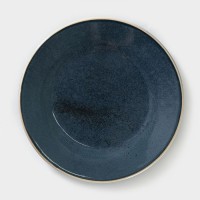 Тарелка Blu reattivo, d=24 см: Цвет: Фарфоровая посуда «Хорекс» изготовлена из сырья наивысшего качества. Роспись осуществляется вручную разноцветной высокотемпературной глазурью. На изделиях могут находиться капельки глазури от росписи. Они подходят в тон художественной росписи, не ухудшают внешний вид, не противоречат художественному замыслу и не портят качество изделий.Посуда «Хорекс» производится в России. Цикл изготовления включает следующие этапы:<ol><li>Приготовление глиняной массы.Моделирование форм изделий.Первый обжиг - 800 °С.Глазурование.Второй обжиг - 1200 °С, обеспечивающий адгезию и затвердевание глазури.</li></ol>Насыщенные цвета, стойкая к истиранию глазурь, необычный дизайн изделий делают посуду отличным выбором для профессионального использования и праздничной домашней сервировки.Подходит для посудомоечных машин и СВЧ-печей.Размер изделия может отличаться от заявленного на ±1 см.<br />Для изделий из одной партии допускаются незначительные оттенки и отклонения тона краски друг от друга.
: Хорекс
: Россия
