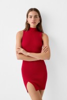 Платье Bershka: https://www.bershka.com/de/%C3%A4rmelloses-strick-minikleid-mit-rollkragen-c0p151625282.html?colorId=600