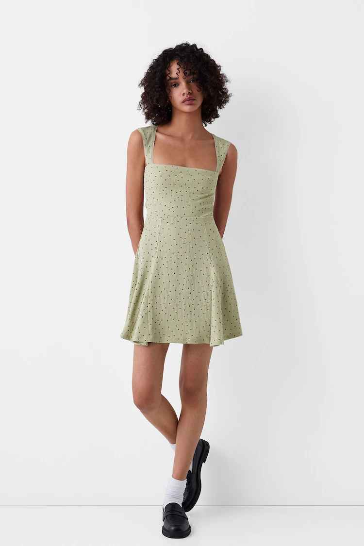 Платье Bershka: https://www.bershka.com/de/minikleid-mit-kurzen-%C3%A4rmeln-und-print-c0p156297429.html?colorId=505