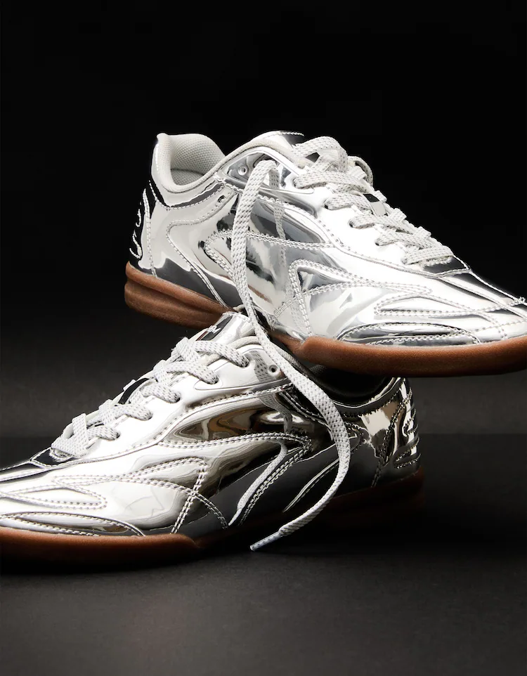 Обувь Bershka: Цвет: https://www.bershka.com/de/metallisierte-sneaker-im-fu%C3%9Fball-stil-c0p158334715.html?colorId=092&stylismId=2
