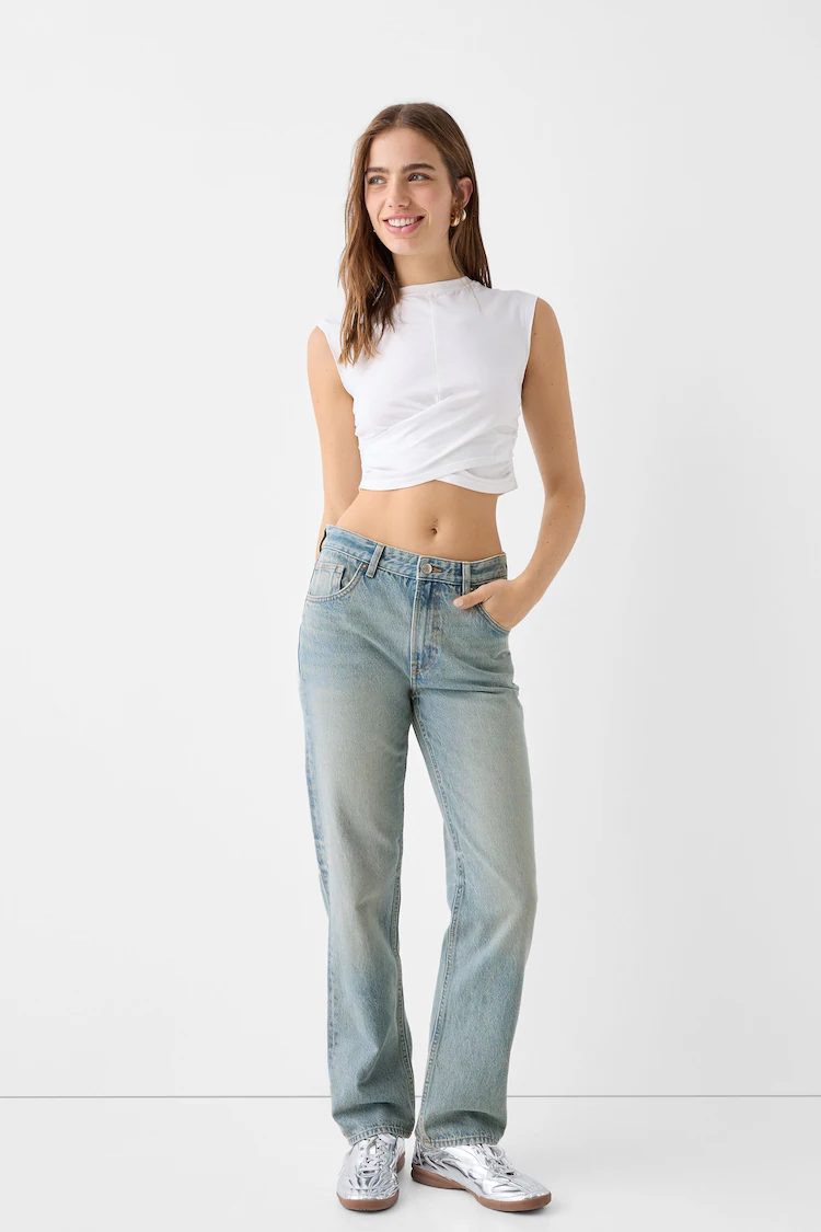 Джинсы Bershka: https://www.bershka.com/de/straight-fit-jeans-c0p152036129.html?colorId=426