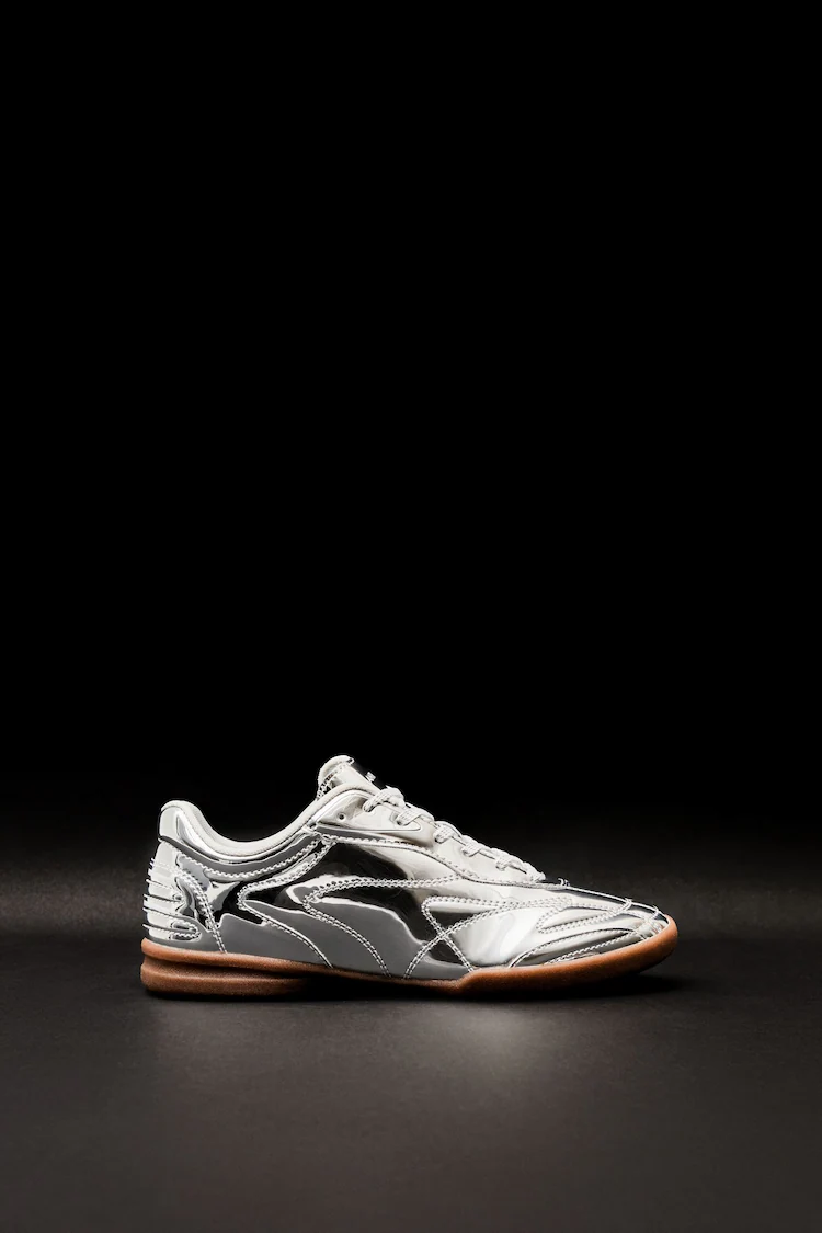 Обувь Bershka: Цвет: https://www.bershka.com/de/metallisierte-sneaker-im-fu%C3%9Fball-stil-c0p151276894.html?colorId=092

