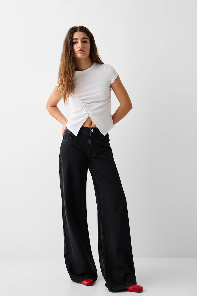 Джинсы Bershka: https://www.bershka.com/de/wide-leg-jeans-c0p152036071.html?colorId=800