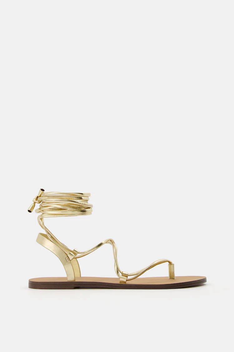 Обувь Bershka: Цвет: https://www.bershka.com/de/flache-metallic-sandalen-mit-schn%C3%BCrung-c0p152331119.html?colorId=091
