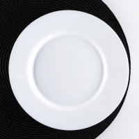 Тарелка плоская Everyday, d=24 см, стеклокерамика, цвет белый: Цвет: Тарелка обеденная изготовлена из стеклокерамики.<b>Особенности:</b>посуда устойчива к сколам, царапинам и перепадам температуры;поверхность легко отмывается и не впитывает запахов;изделие подходит для СВЧ-печей и посудомоечных машин.</li></ul>
