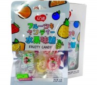Леденцы Yinuo "FRUITY СANDY" ассорти вкусов: Долгоиграющие леденцы со вкусом сочных фруктов ( апельсин, ананас, клубника, виноград , черника, мандарин) 

Состав: Белый сахар , мальтозный сироп , лимонная кислота , DL-я блочная кислота , кармин , пищевые добавки.

Энергетическая и пищевая ценность (на 100гр): Энергетическая ценность - 1530 Ккал Белки - 0 гр Жиры - 0гр Углеводы - 90 гр.
