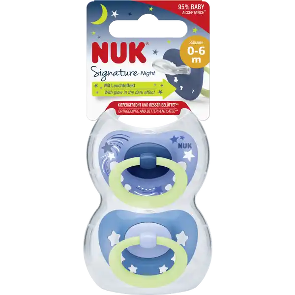 NUK Beruhigungssauger Signature Night, Blau 0-6 Monate: Цвет: Produktbeschreibung und details NUK Schnuller mit Leuchteffekt NUK LeuchtSchnuller helfen Baby leicht ins Land der Trume zu finden Dank eines fr Babys unbedenklichen Leuchtmaterials strahlen sie im Dunkeln einen sanften Lichtschein aus und knnen so auch in der Nacht ganz schnell und einfach gefunden werden NUK Signature Schnuller Von der Natur geformt Mit Liebe designt Sieh dir dieses kleine Gesicht an Diesen unverwechselbaren Ausdruck wenn dein Baby sein angeborenes Bedrfnis zu saugen stillt Die Antwort der NUK Signature Schnuller auf diese natrliche Notwendigkeit ist die vollkommen natrliche NUK Form Das Original Er ist einer Brustwarze beim Stillen nachempfunden So frdert er eine gesunde orale Entwicklung Denn es ist erwiesenermaen so dass natrliches Saugen nicht nur zur Einnahme von Nahrung dient sondern auch hilft wichtige Fhigkeiten wie richtiges Schlucken Kauen und letztlich auch Sprechen zu entwickeln Der NUK Schnuller ist so flach dnn und schmal dass er perfekt in den kleinen Mund passt und der Zunge genug Raum fr natrliche Saugbewegungen lsst Die Richtigkeit dieser Form ist von  der Kieferorthopden anerkannt die besttigen dass NUK Schnuller keine Zahn oder Kieferfehlstellungen verursachen Der beliebte NUK Schnuller begeistert nun mit einem wundervollen neuen Design Es verleiht dem berhmten herzfrmigen Mundschild noch flieendere weichere Formen und bringt den charmanten kleinen Ring modisch auf den neuesten Stand Fr einen neuen Klassiker der dieses kleine Gesicht noch niedlicher aussehen lsst Der Nachhaltigkeit zu Liebe NUK Schnuller mit wiederverwendbarer Verpackung Nachhaltigkeit wird bei ihnen grogeschrieben Sie mchten Eltern die Mglichkeit geben die Verpackung nach dem Auspacken weiter zu verwenden statt sie wegzuwerfen Jeder NUK Schnuller kommt daher nun in einer stabilen wiederverwendbaren Box die den Schnuller sauber hlt und schtzt  vor allem fr unterwegs eine ideale Lsung um Babys liebsten Begleiter vor Schmutz und Nsse zu bewahren Zudem ist sie fr eine hygienische Reinigung in der Mikrowelle geeignet NUK Schnuller werden zu  in Deutschland hergestellt Natrlich sind sie BPA  frei und entsprechen der Europischen Sicherheitsnorm EN kiefergerechtestes NUK ClassicLutschteil aller Zeiten  fr die gesunde Gesamtentwicklung von Babys herzfrmiges Mundschild mit noch flieenderen weicheren Formen  mit Ring mit Leuchteffekt dnner und schmaler Saugerhals  verringert den Druck auf Kiefer und Zhne flaches Lutschteil und glatte Unterseite  fr mehr Freiraum fr die natrliche Saugbewegung wiederverwendbare Schnullerbox BPA frei Unabhngige Marktforschung  Kieferorthopden  Kinderrzte  Hebammen Deutschland  Kontaktdaten MAPA GmbH Industriestrasse   Zeven wwwnukcom UrsprungslandHerkunftsort Deutschland
https://www.rossmann.de/de/baby-und-spielzeug-nuk-beruhigungssauger-signature-night-blau-0-6-monate/p/4008600378792