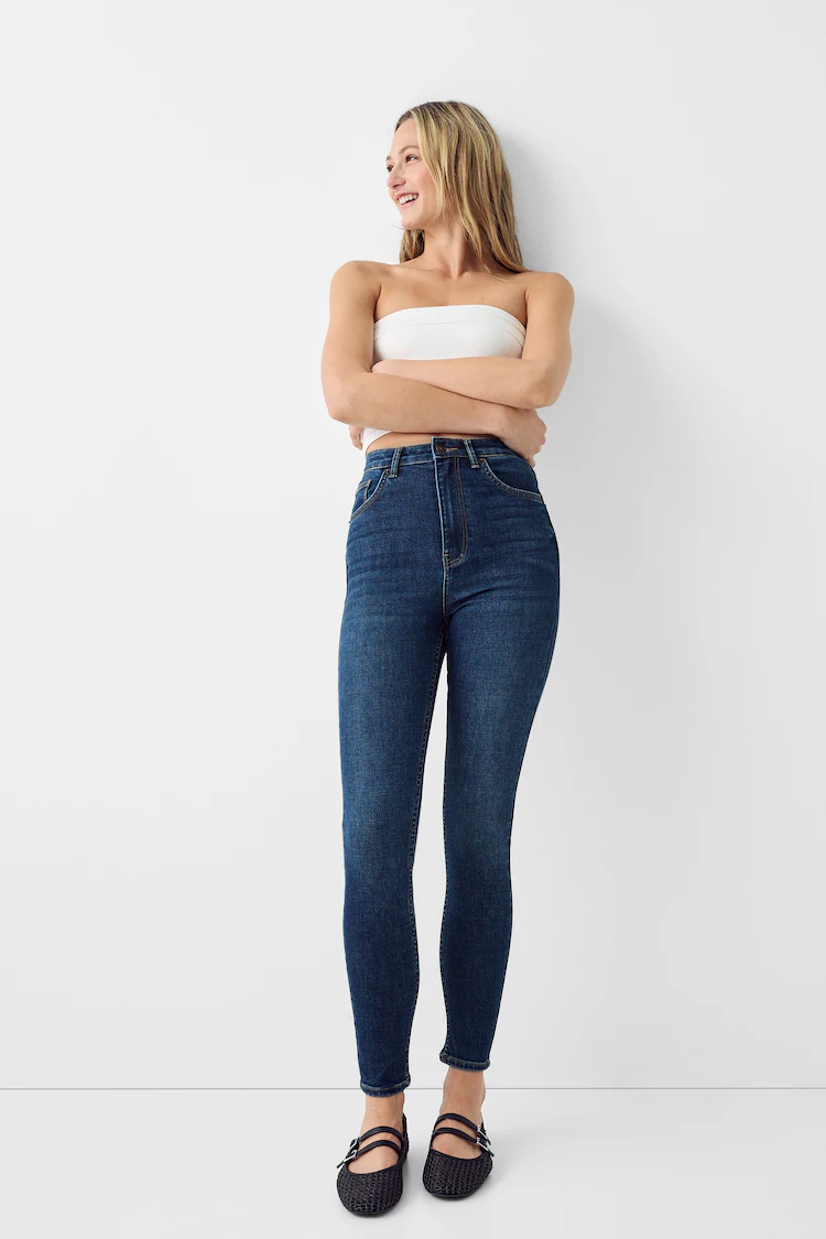 Джинсы Bershka: https://www.bershka.com/de/skinny-jeans-mit-sehr-hohem-bund-c0p152036027.html?colorId=400