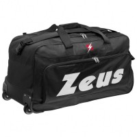Zeus Teamwear Trolley Team Kit Bag black: Цвет: Brand: Zeus Materials: 100% Polyester Brand logo on the front and large area on the front pocket Dimensions (L/H/W): 72 x 35 x 36 in cm Volume: approx. 90 liters spacious sports and travel bag with trolley frame to pull ideal for sports, excursions and travel Main compartment with large U-shaped opening and two-way zip, makes packing easier and offers a better overview two side pockets with zipper two carrying handles can be summarized by hook-and-loop fastener a detachable shoulder strap with quick click buckle attachment reinforced bottom for safe transport light and stable frame Telescopic function on the handle with two height settings with two smooth-running wheels for flexibility on any surface Frame and lower corners with plastic frames for stability durable material pleasant wearing comfort NEW, with tags &amp; original packaging
https://www.sportspar.com/zeus-teamwear-trolley-team-kit-bag-black