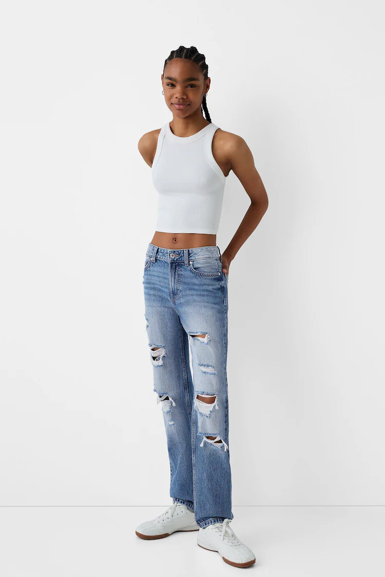 Джинсы Bershka: https://www.bershka.com/de/cropped-jeans-im-straight-fit-c0p161946225.html?colorId=428&stylismId=4