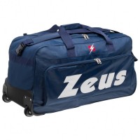 Zeus Teamwear Trolley Team Kit Bag navy: Цвет: Brand: Zeus Materials: 100% Polyester Brand logo on the front and large area on the front pocket Dimensions (L/H/W): 72 x 35 x 36 in cm Volume: approx. 90 liters spacious sports and travel bag with trolley frame to pull ideal for sports, excursions and travel Main compartment with large U-shaped opening and two-way zip, makes packing easier and offers a better overview two side pockets with zipper two carrying handles can be summarized by hook-and-loop fastener a detachable shoulder strap with quick click buckle attachment reinforced bottom for safe transport light and stable frame Telescopic function on the handle with two height settings with two smooth-running wheels for flexibility on any surface Frame and lower corners with plastic frames for stability durable material pleasant wearing comfort NEW, with tags &amp; original packaging
https://www.sportspar.com/zeus-teamwear-trolley-team-kit-bag-navy
