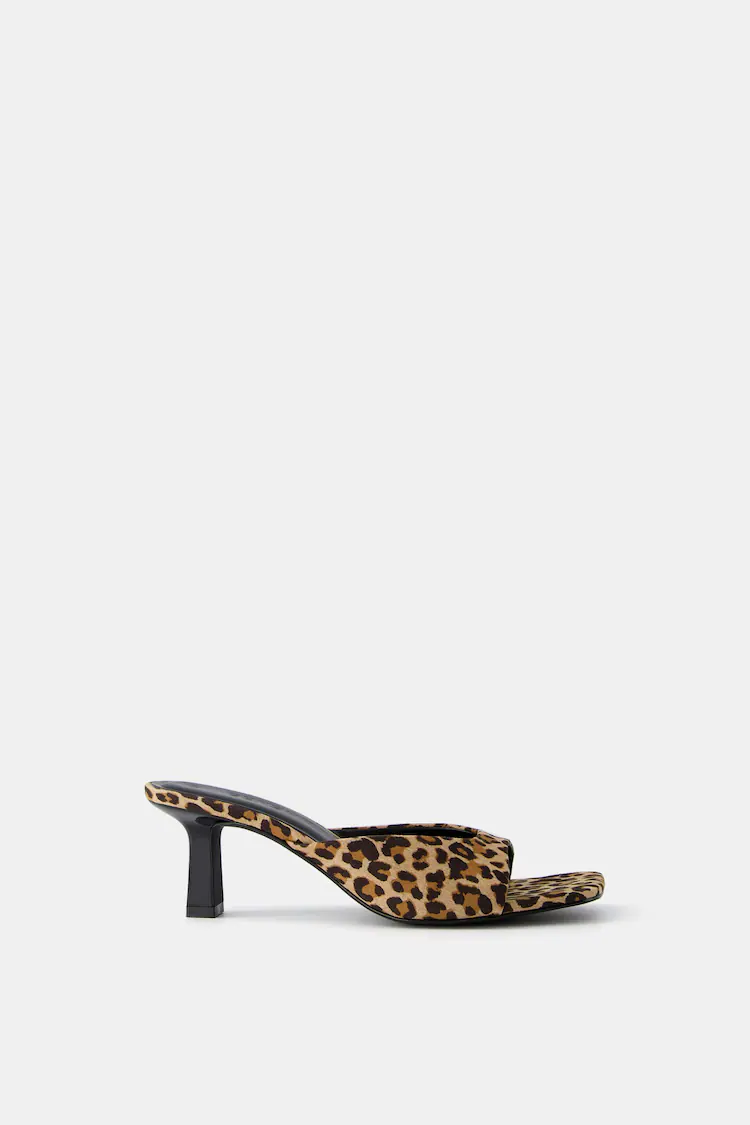 Обувь Bershka: Цвет: https://www.bershka.com/de/sandalen-mit-kitten-heels-und-animalprint-c0p160819004.html?colorId=195
