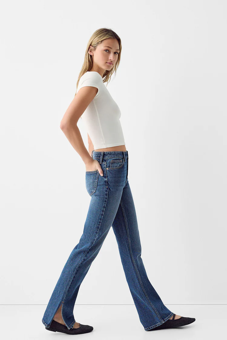 Джинсы Bershka: https://www.bershka.com/de/bequeme-jeans-schlaghose-mit-seitlichem-schlitz-c0p149435584.html?colorId=400